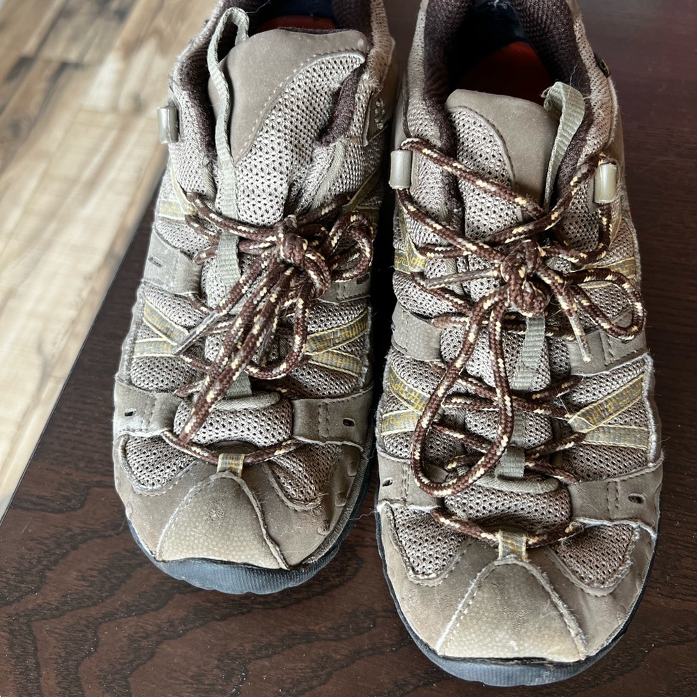 Merrell Womens Hiking Shoes. Size 8.